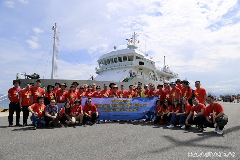 Over 40 overseas Vietnamese visit Truong Sa island district, DK1 platform
